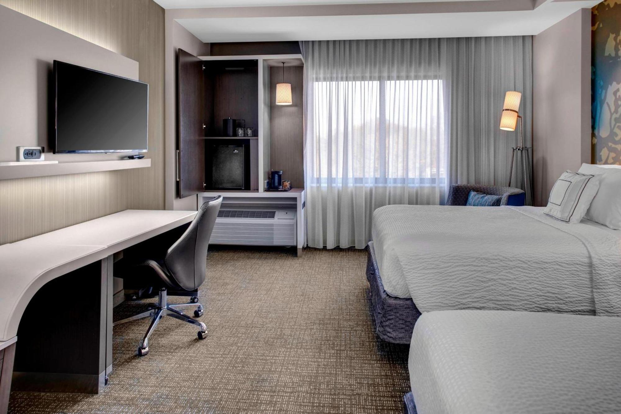Отель Courtyard By Marriott Карролтон Экстерьер фото