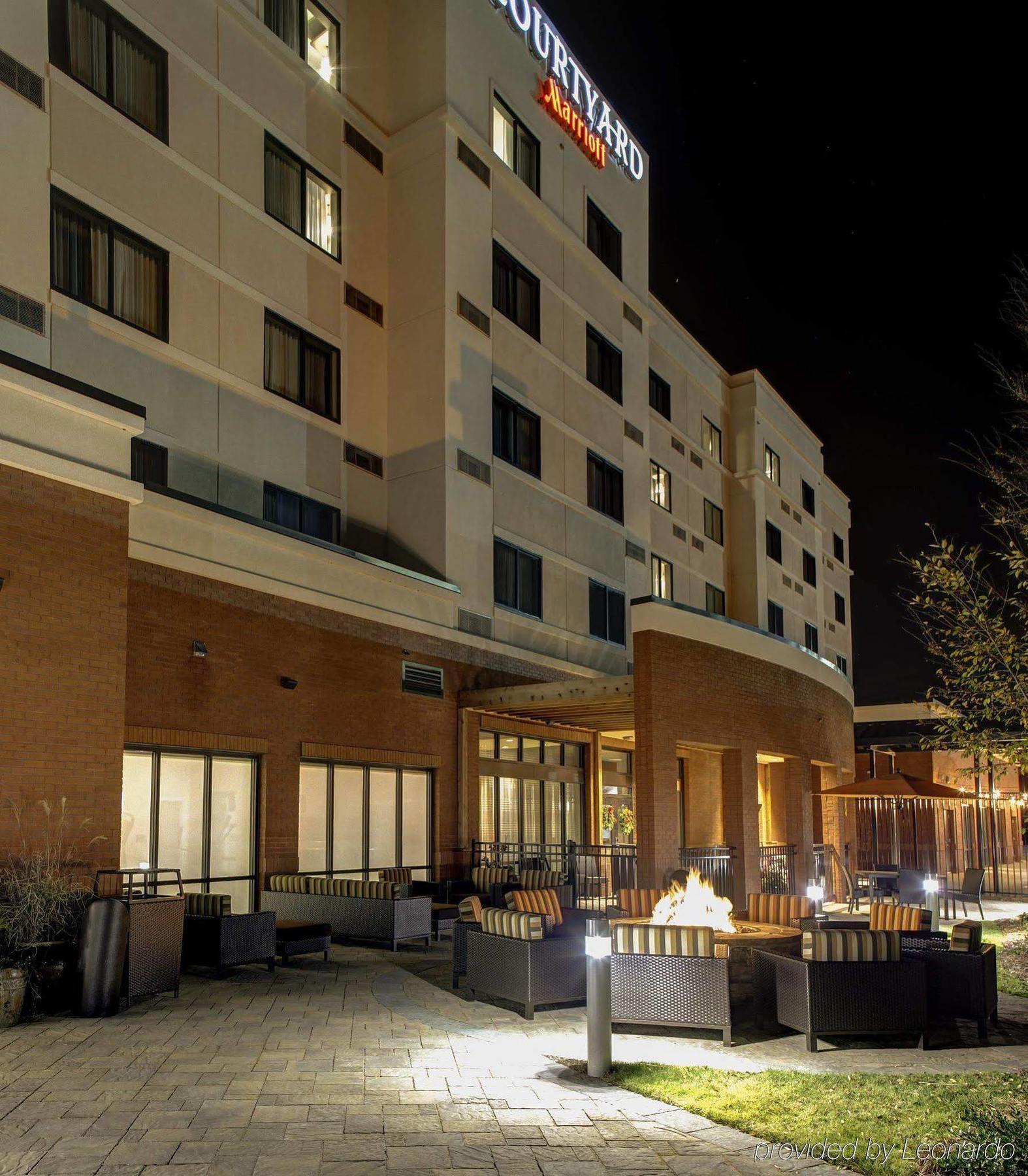 Отель Courtyard By Marriott Карролтон Экстерьер фото