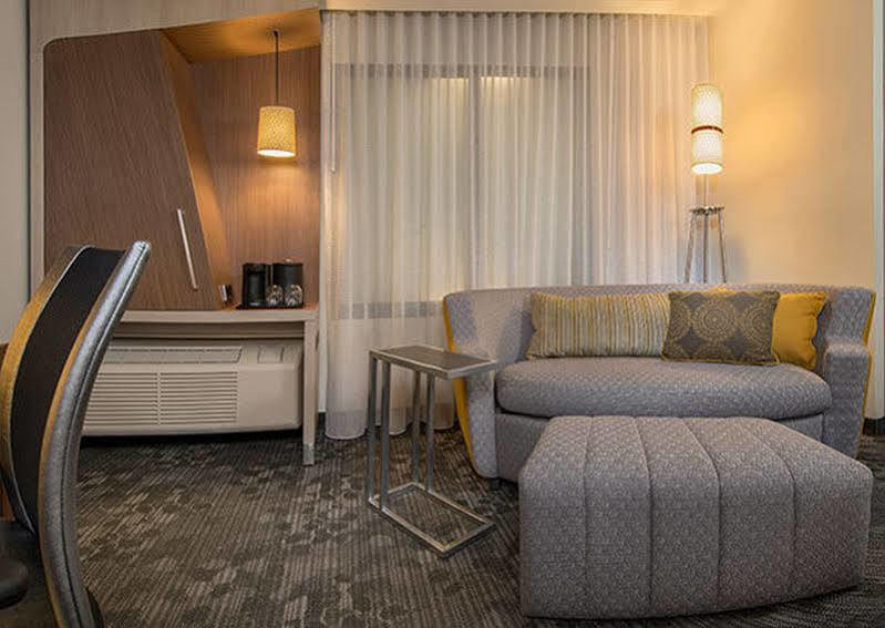 Отель Courtyard By Marriott Карролтон Экстерьер фото